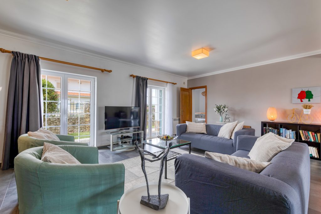A TV screen with Netflix/Prime/Disney+ to enjoy lazy evenings on the couches