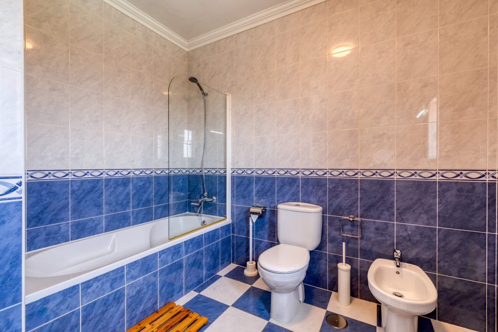 ath, shower, toilet, bidet: everything you need on the 1st floot